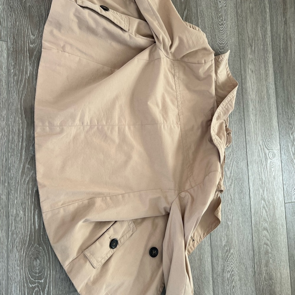 Women’s jacket size small. Lightweight and has a removable ruffle collar